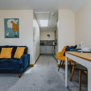 https://spacious-top-floor-apartment-king-size-bed-free-parking.hotelsin-nottingham.com