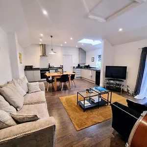 https://no1-bloom-apartments-bath.tophotelsbath.com