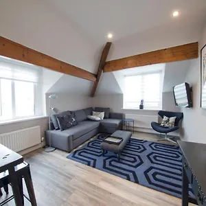 https://blackbird-luxury-apartments-room-4.hotelsin-chester.com